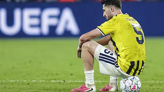 Sahaya girdiği an olanlar oldu: Fenerbahçe tribünleri milli futbolcuyu hedef aldı