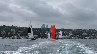 Cumhuriyet'in 103. yılı boğaz'da yelkenlerle kutlandı: kupada nefes kesen mücadele