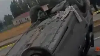 Muş Korkut’ta korkunç trafik kazası: Refüje çarpan otomobil takla attı!