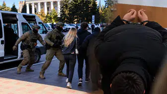 Sokak ortasında film gibi operasyon: Sevgilisiyle yürürken Rus istihbaratı ensesine bindi!