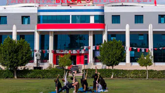 Antalya Belek Üniversitesi kampüsünde açık havada yoga etkinliği düzenlendi