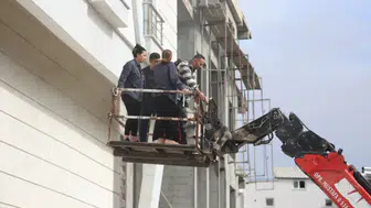 Mersin'de mobilya mağazasında korkutan yangın: 4 katlı bina duman altında kaldı