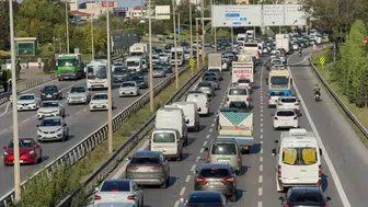 İstanbul Anadolu Yakası'nda trafik yoğunluğu yüzde 85'e ulaştı: Metrobüs duraklarında kilitlenme