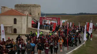 Gelibolu'da maraton coşkusu: 10 ülkeden katılan sporcular tarihe koştu