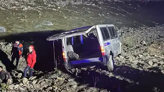 Hakkari'de göçmen minibüsü dereye uçtu: 20 yaralı