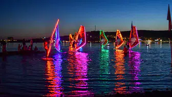 Alaçatı Windfest'te düzenlenen Signify Aydınlatma Gecesi genç sörfçülerin gösterisine sahne oldu