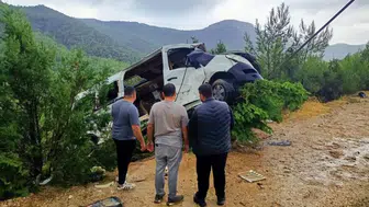 Silifke'de şiddetli yağış kaza getirdi: Minibüsteki 17 kişi yaralandı