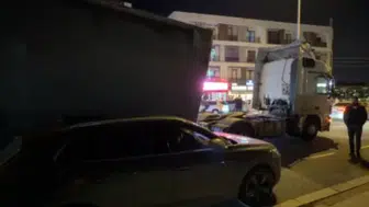 Düzce’de dev dorse yola devrildi: 3 araç ezilmekten kıl payı kurtuldu