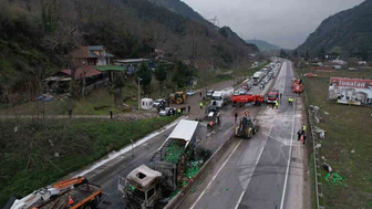 İki tır çarpıştı, D-650 savaş alanına döndü