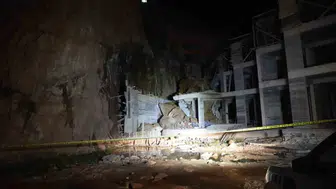 Gümüşhane'de gece yarısı korku dolu anlar: Yamaçtan kopan dev kayalar inşaatı yerle bir etti
