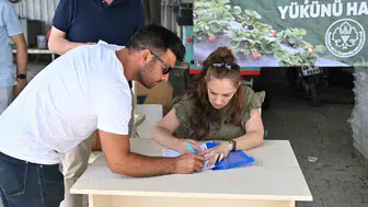 Manisa büyükşehir'den çilek üreticilerine malç naylonu desteği