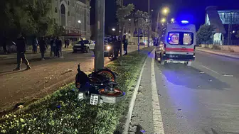 Sivas'ta aydınlatma direğine çarpan motosikletteki 2 kişi ağır yaralandı