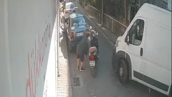 Noter çıkışında düşen parayı kapıp kaçan motosikletli hırsız yakalandı