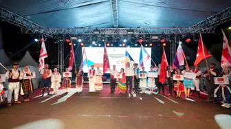 Kartal’da uluslararası halk oyunları festivali renkli görüntülerle başladı