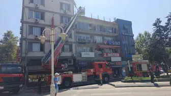 Gemlik'te pasajın çatısındaki yangın paniği kısa sürede sona erdi