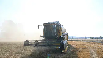 Erzurum Valisi Aydın Baruş, meslek lisesinde buğday hasadı etkinliğine katıldı
