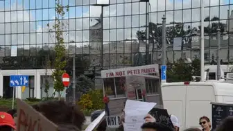 Polonya'daki göçmenler ikamet sürecindeki gecikmelere karşı sokakları doldurdu