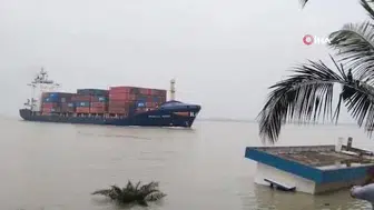 Hindistan'da konteyner gemisinin nehir kıyısına çarpma anları kaydedildi