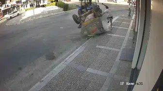 İzmir'de traktör kazası: Devrilen tanker yayayı son anda sıyırdı