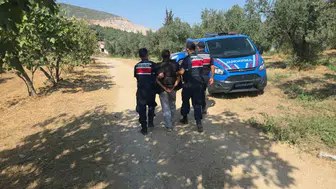 Bursa'da çalıntı aracı kovalayan polis, zeytinlikte yakaladı