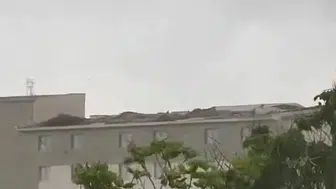 Van'da fırtına sonrası devrilen ağaçlar ve uçan çatılar haberi