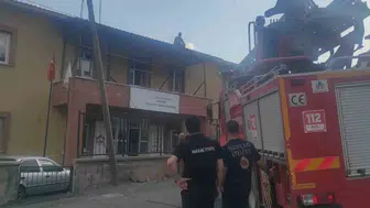 Hakkari'de çatıda mahsur kalan işçi başarılı bir şekilde kurtarıldı