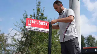 Düzce'nin Taşköprü Mahallesi'nde sokak tabelaları yenileniyor