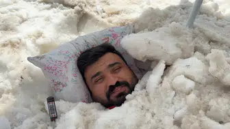 Erzincan'da sıcaklardan kaçmanın ilginç yolu: Karın içine girmek
