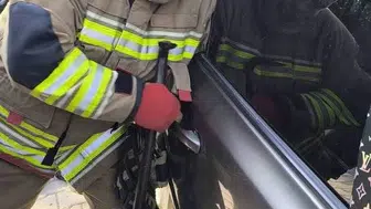 Samandağ'da kapalı araçta mahsur kalan çocuk kurtarıldı