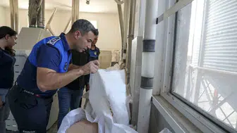 Tarsus'ta gıda güvenliğine darbe: 30 ton bozuk un imha edildi