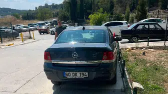 Bilecik'te kaldırıma park eden sürücüye yayalardan sert tepki