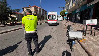 Kütahya'da park halindeki araca motosiklet çarptı: 2 yaralı