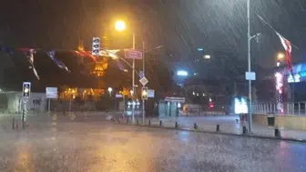 İstanbul gece yarısı sağanak yağışla sırılsıklam oldu