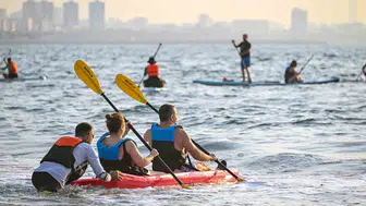 Mersin’de ücretsiz su sporları eğitimleri katılımcıları denizle buluşturuyor