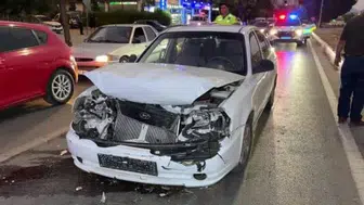 Uşak’ta kırmızı ışıkta bekleyen araca çarpan otomobilde 3 kişi yaralandı