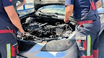 Seyir halindeki otomobil alev aldı, beton mikseri zamanında yetişti