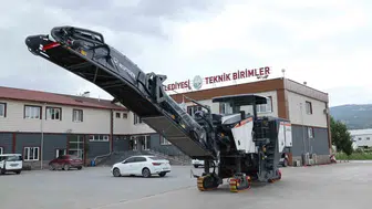 Tokat Belediyesi yeni asfalt kazıma makinesi ile yol yenileme çalışmalarını hızlandırıyor