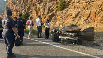 Antalya'da otomobil kazasında bir kişi hayatını kaybetti, iki kişi yaralandı