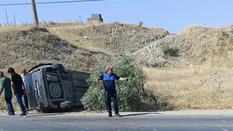 Lastiği patlayan aracın takla atması sonucu 2 kişi yaralandı