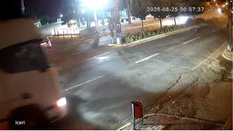 Kaymaklı'da korku dolu anlar: Kontrolden çıkan otomobil son anda kazayı önledi