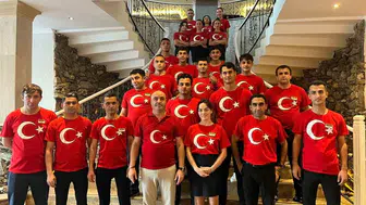 Bodrum'daki otel bayram coşkusuyla doldu: Personel, bayraklı kıyafetlerle kutladı