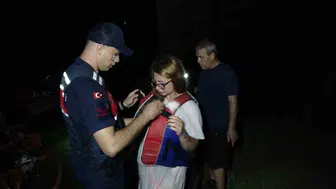 Kurtarma operasyonu: Manavgat Şelalesi'ndeki adacıkta mahsur kalan genç kız kurtarıldı