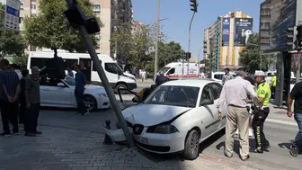 Konya'da otomobil ve kamyonet çarpıştı: 6 yaralı