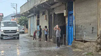 Gaziantep'te yaz yağmuru çocukları sevindirdi