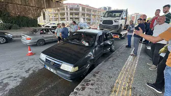 Samsun'da kavşakta otomobil ile kamyonet çarpıştı: Yaralı var