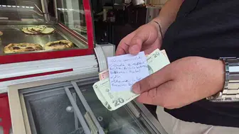 Dükkan önündeki buzdolabında su alan vatandaşların jesti esnafı duygulandırdı