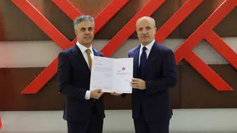 Prof. Dr. Ufuk Kuyrukluyıldız yeni rektör olarak YÖK'ten mazbatasını aldı