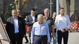 Kayseri'nin Cumhuriyet Meydanı'ndaki yenileme çalışmaları devam ediyor