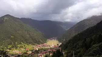Uzungöl'deki göl suyu fırtına sonrası değişerek dikkat çekti