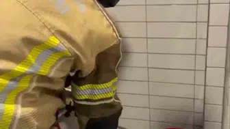 Diyarbakır'da petrol istasyonuna giren dev yılan itfaiye ekipleri tarafından yakalandı